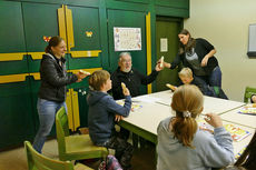 Symbolische Mantelteilung mit den Kommunionkindern (Foto: Karl-Franz Thiede)